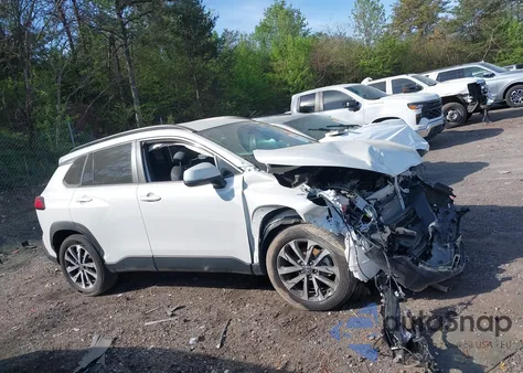 2022 Toyota Corolla Cross Xle z USA, uszkodzony, nr VIN 7MUEAAAG2NV026579